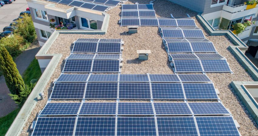 Photovoltaik als Schlüssel zur Energieunabhängigkeit im Main-Kinzig-Kreis Solaranlagen auf Dächern als Symbol für das große Photovoltaik-Potenzial im Main-Kinzig-Kreis und die Energiewende vor Ort