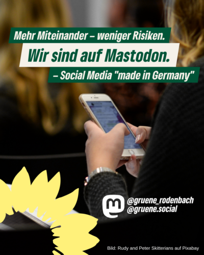 Grüne Rodenbach jetzt auf Mastodon Grafik mit der Aufschrift „Mehr Miteinander – weniger Risiken. Wir sind auf Mastodon.“ Im Hintergrund ist eine Person zu sehen, die ein Smartphone in der Hand hält. Unten sind das Mastodon-Logo sowie der Account der Grünen Rodenbach „@gruene_rodenbach@gruene.social“ abgebildet.