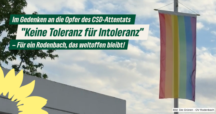 Regenbogenflagge vor dem Rodenbacher Rathaus mit dem Aufruf „Keine Toleranz für Intoleranz – für ein Rodenbach, das weltoffen bleibt“.
